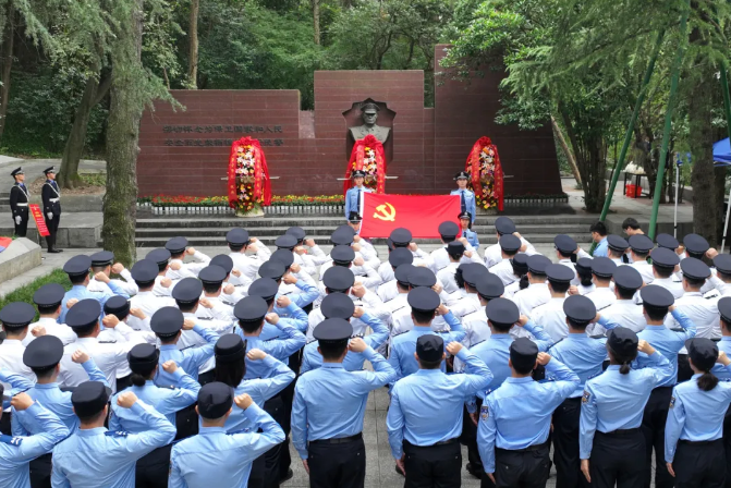 江苏省公安厅举行公安英烈祭奠活动